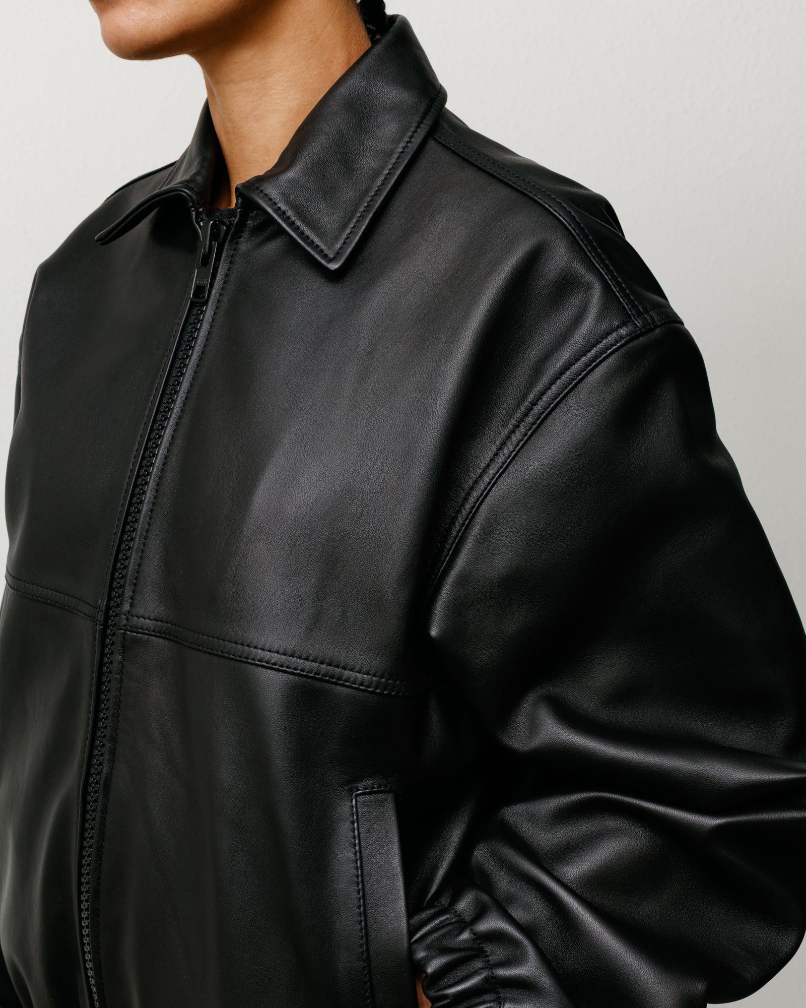 Black leather work jacket, unisex, with zip front, classic collar, welt pocket, elastic cuffs