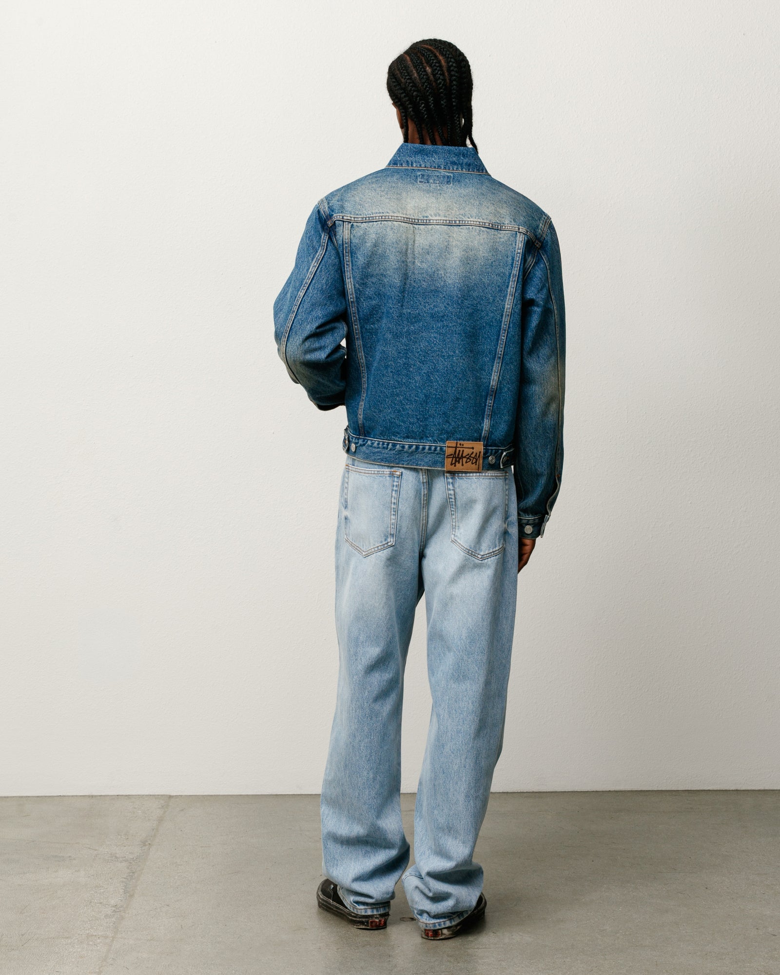 New Classic Jean Denim Unisex In Light Wash Indigo