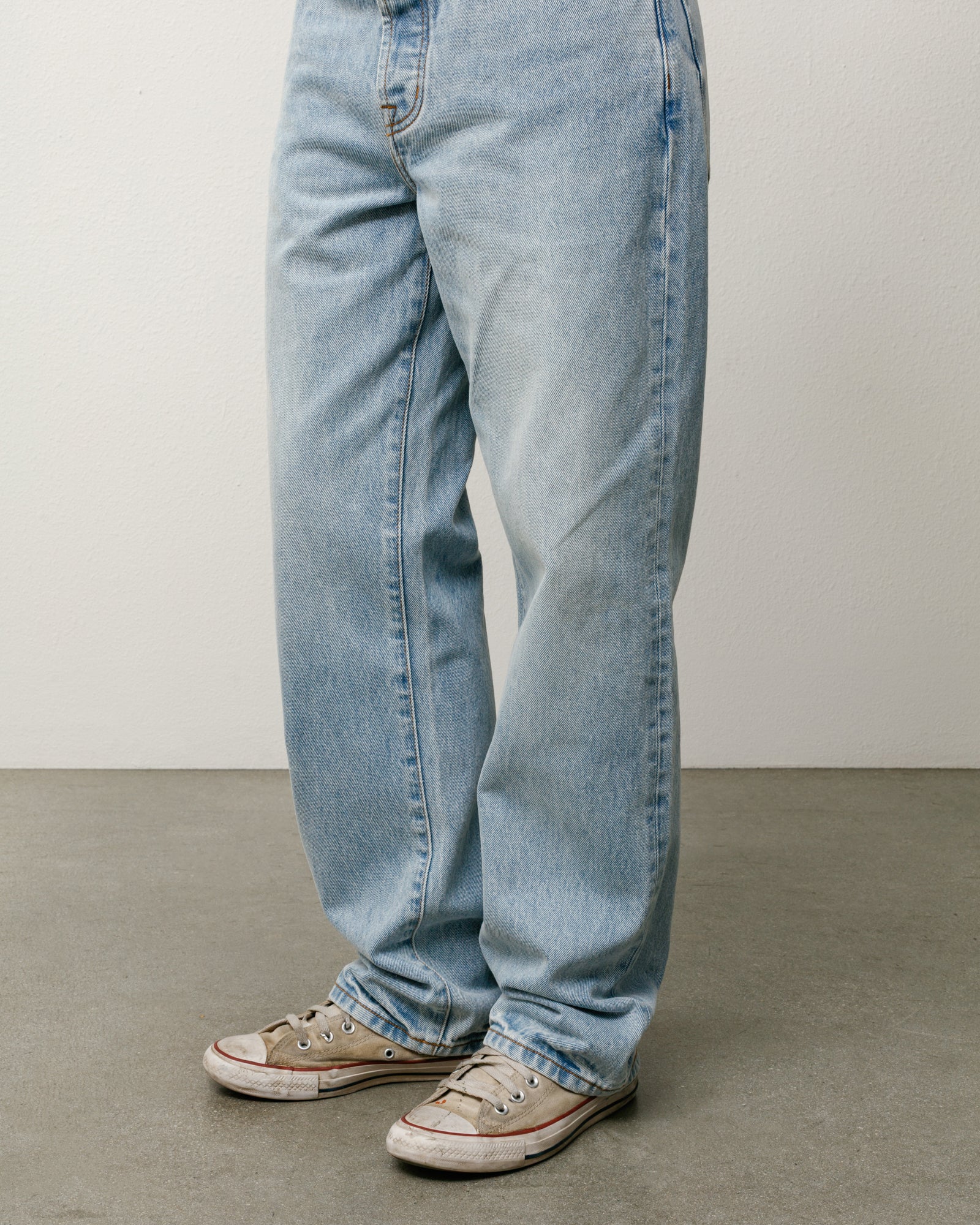 New Classic Jean Denim Unisex In Light Wash Indigo