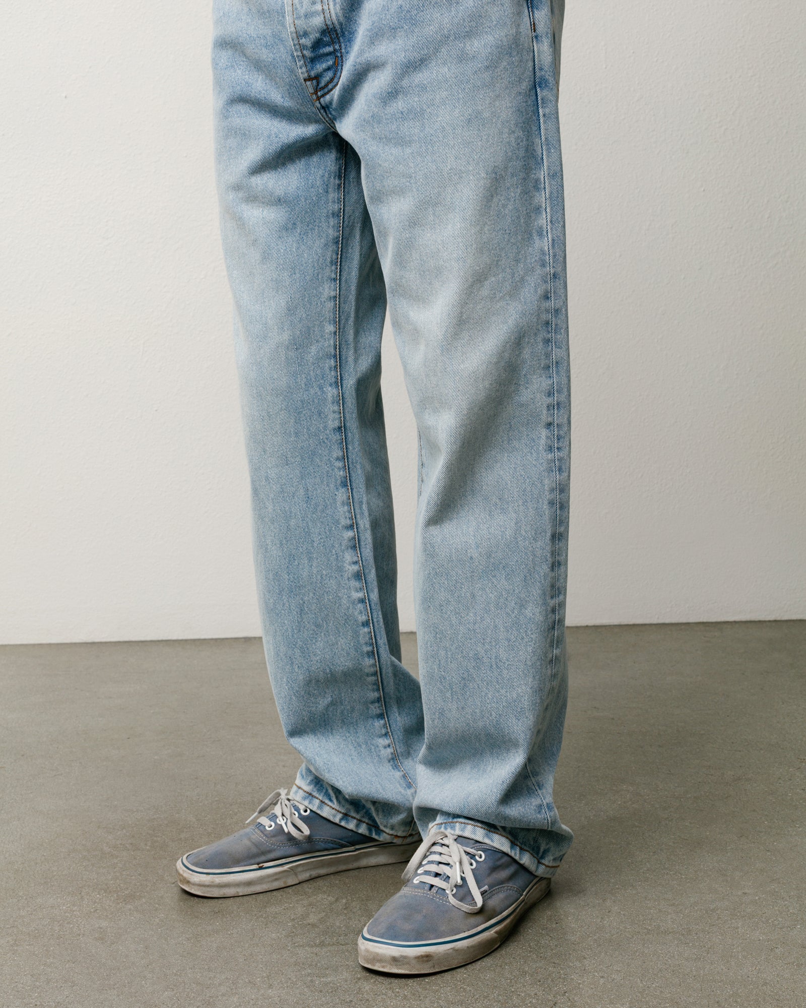 Straight Jean Denim Unisex In Light Wash Indigo