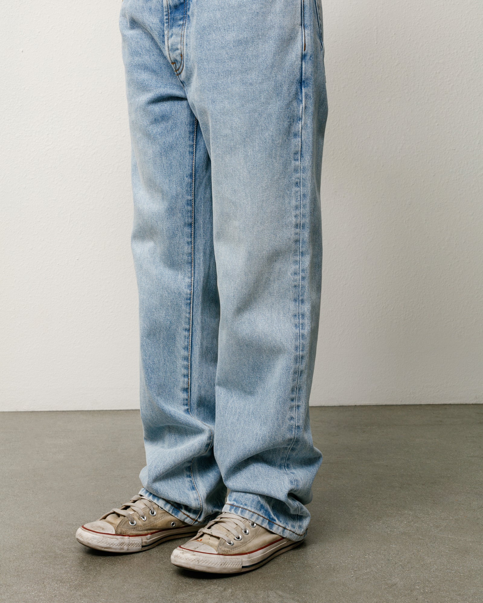 Straight Jean Denim Unisex In Light Wash Indigo
